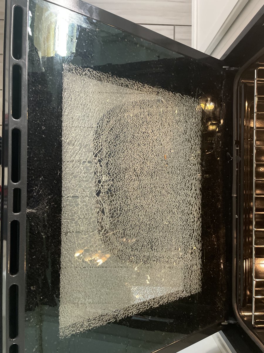 matchafeen18's tweet photo. bro my oven that was installed literally 2 hours ago exploded because it couldn't withstand heat...... #imsuing https://t.co/JymrTuXDwC