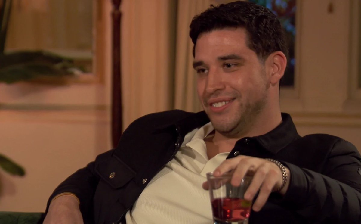 lilbravobitch33's tweet image. Devin having body image issues + ordering a vodka soda cran, he’s one of us girlies😩🌹✨ #Bachelorette #TheBachelorette