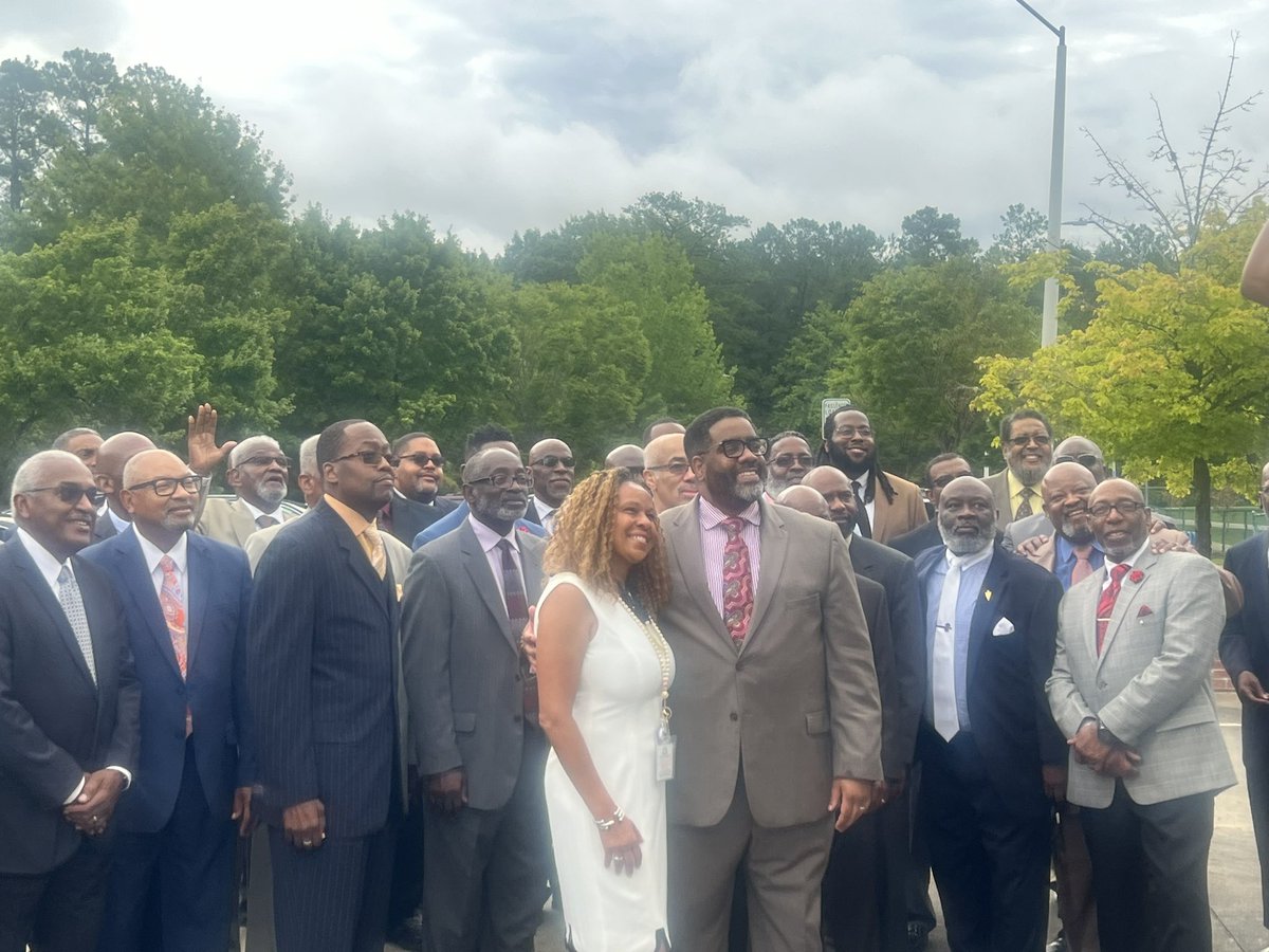 oanderson2016's tweet photo. Today was an amazing first day of school EGES! Thank you teachers, staff, parents and Springfield Baptist Church for our annual Men in Suits first day of school welcome line! What a way to welcome our students. @JamesOverman4 ;@WCPSSTeam ;@WCPSSEquity;@seydric7;@EGExplorers https://t.co/ut0gvxjDGu