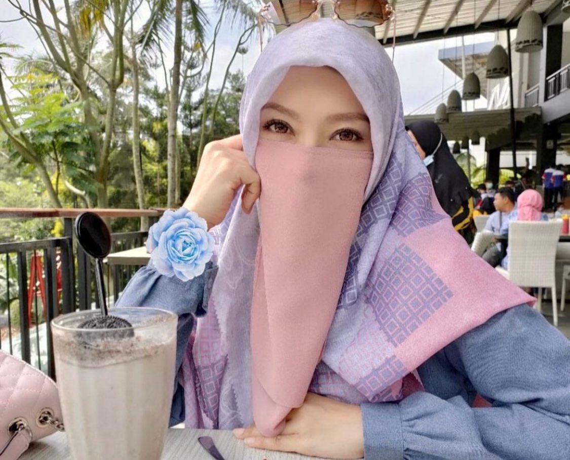 Hilmi28's tweet photo. Dari kemarin saya diminta berkomentar tentang laki2 stylist langganan artis yg memakai cadar ketika ikut kajian UHA. Sebenarnya kan semua sdh clear, hukum laki2 menyerupai wanita adalah haram. Tapi kita hargai ybs tetap mau ikut ngaji, walau sebenarnya kalau ybs pakai sarung & koko pasti akan tetap diterima buat ngaji 😁. Hikmahnya, ngaji itu bukan buat Fomo yaa. Tholabul ‘ilmi itu sesuatu yg wajib bagi seorang muslim, tentunya dgn cara & adab yg benar, agar ilmunya barokah & membawa kebaikan, bukan sekedar hanya karena trend & ikut2an. 
*Foto ini wanita bercadar beneran, bukan jadi2an. Ga lama lagi insya Allah kami akan anniversary yg ke 17, sekalian aja 17an, dirayakan dgn upacara bendera di IKN biar terasa istimewa 😊.