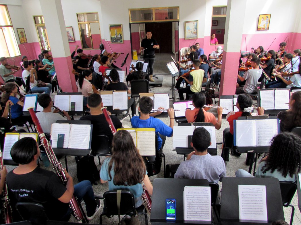 Encuentro entre la Orquesta Sinfónica Regional y la Orquesta Sinfónica del Núcleo Achaguas.
#SomosElSistema
#MúsicaParaTodos
#TocarCantarYLuchar
#ElSistemaApure