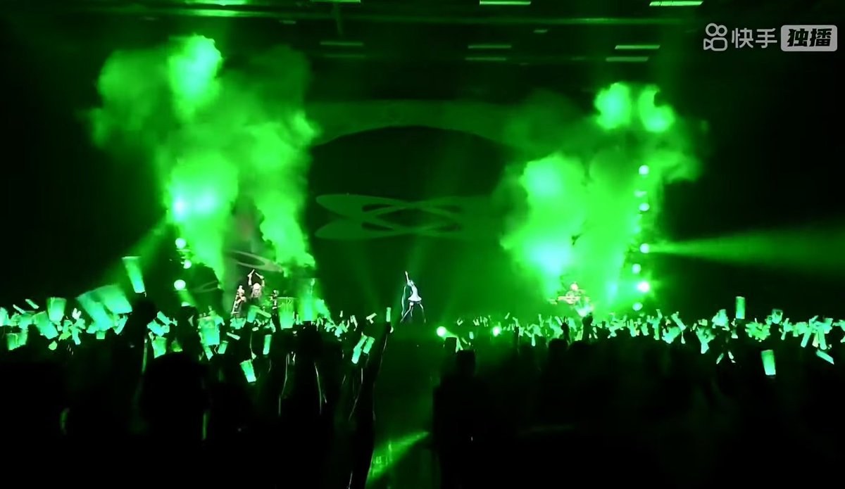 O #mikuwithyou2024 tá com o palco lindíssimo!! que saudade que eu tava de ver ela em holograma 💕