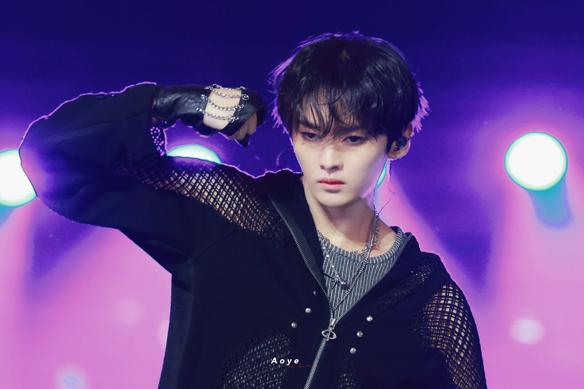 aoye2509's tweet photo. 240721 SBS가요대전 

#StrayKids #스트레이키즈      
#리노 #Leeknow https://t.co/eXW8cNAGke