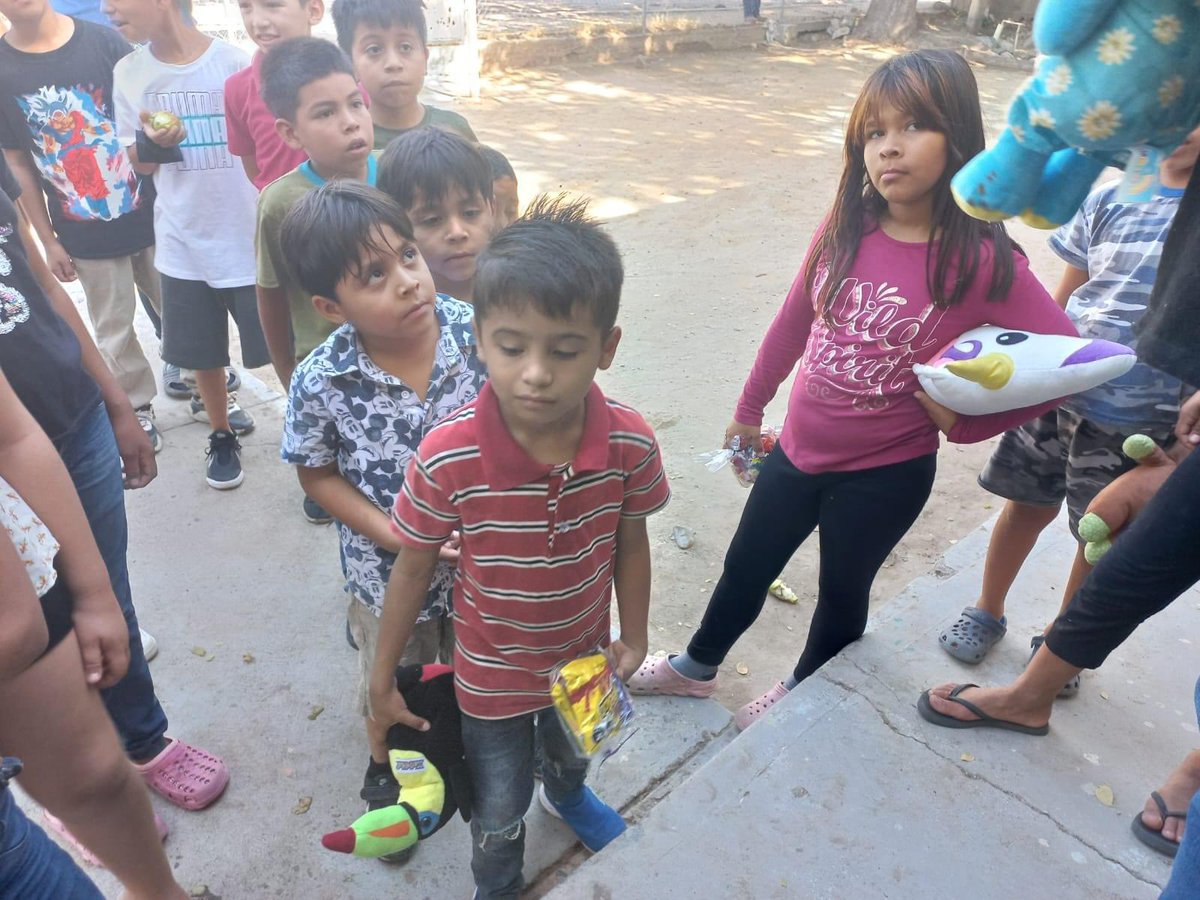 ⭕Se llegaron las esperadas vacaciones y que mejor que compartir un rico desayuno caliente y nutritivo con nuestra comunidad infantil de la Col. Café Combate 🍎🌽🥛.

🔹"Todos los días podemos hacer algo #grande"

#fundacionnavarrete
#hermosillo