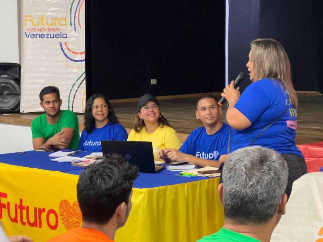 GabyComunas tweet media