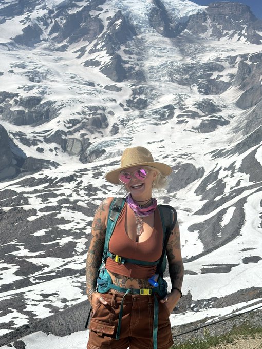 goin for a little hike 🥾 https://t.co/a5BmPNrCcY