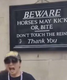 deoadae's tweet image. Rindo com respeito 🥲