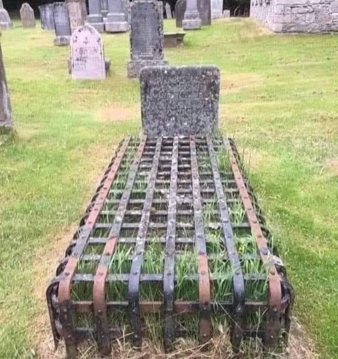kittyLuvsHorror's tweet photo. This iron cage was placed over grave sites to prevent grave robbers. #Creepy #Safety #cemetery #CruelWorld https://t.co/xyvPyaavQu
