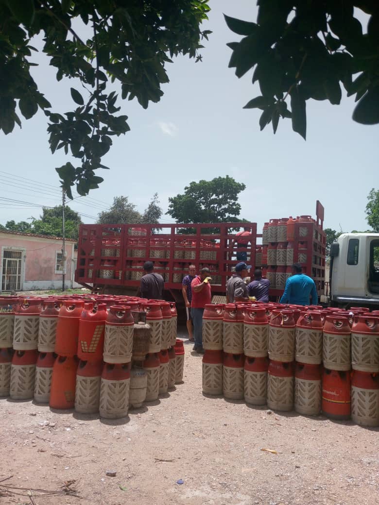 CCLAPMarcanoNE's tweet photo. #22Jul || 2.880 familias fueron beneficiadas con la jornada de distribución de GLP en el municipios Marcano cumpliendo con el 1x10 del Buen Gobierno del Pdte @NicolasMaduro.

@LealTelleria
@AlessandrelloCG
@YulArmas
@CLAP_NEsparta

#GenteDePaz
#SoyComunicadorClapNE📦 https://t.co/Kdcs4sfFXw