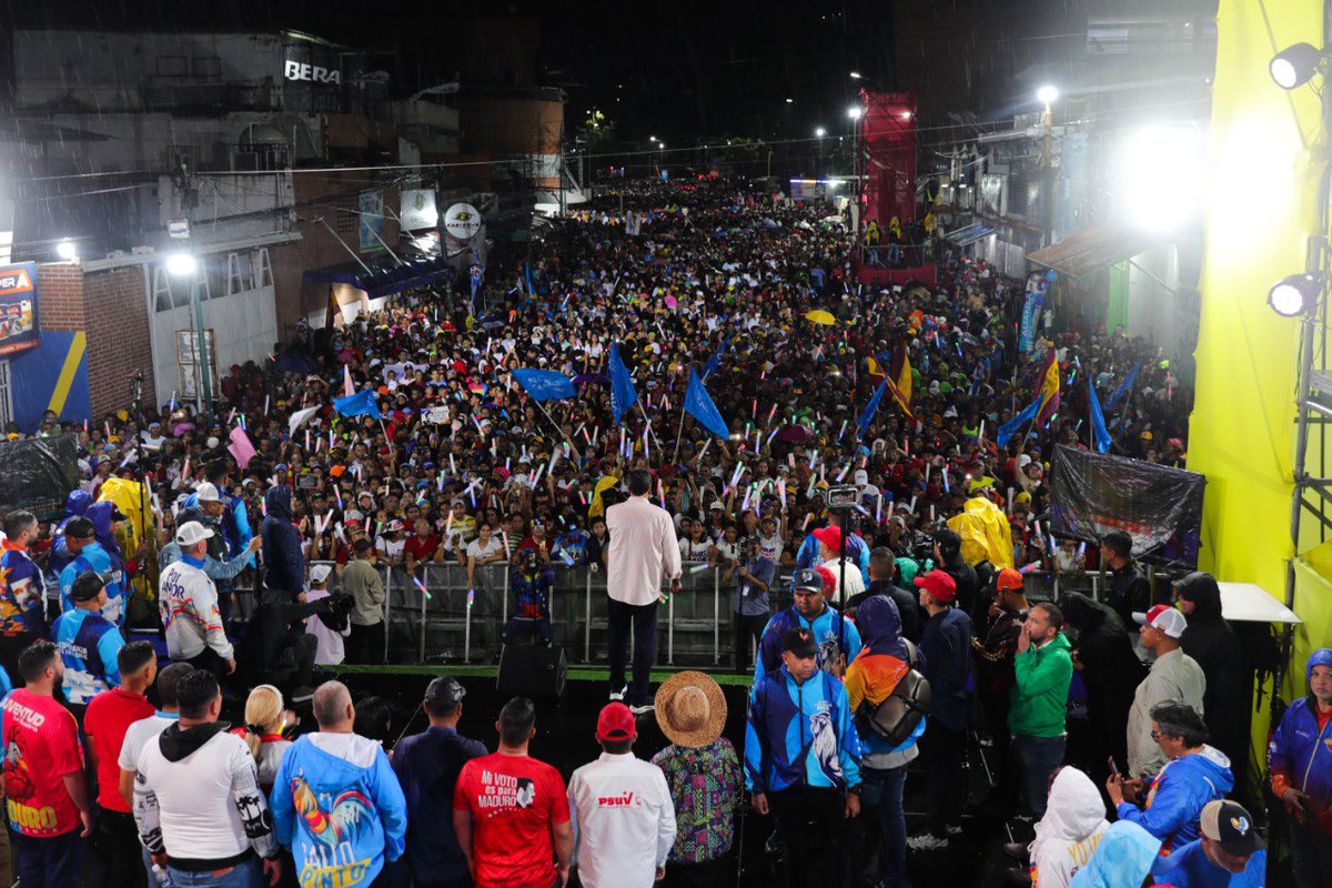 #Entérate📰| El presidente y candidato del pueblo <a href="/NicolasMaduro/">Nicolás Maduro</a> ratificó que ha evitado que el país caiga en una espiral de violencia, así como ha hecho triunfar la paz, la tranquilidad y la estabilidad para toda Venezuela.