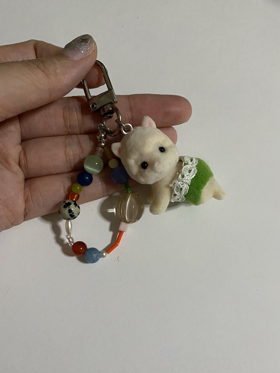 basilsueco's tweet photo. หลังจากมีน้อง keyring ของร้านแล้ว เลยลองนั่งทำน้อง slyvanian keyring cuto✨👑🍦🫖 https://t.co/hETOL4zZ0y