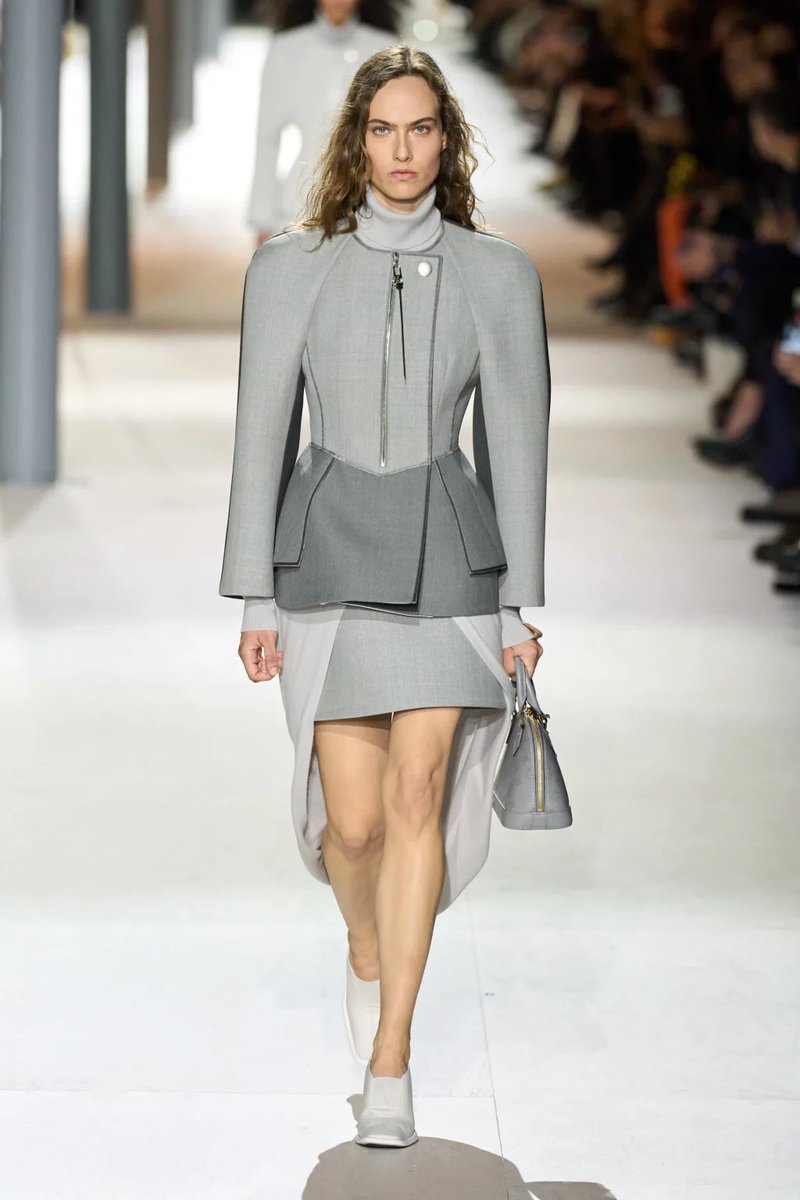 เอาอยู่ของจริง เหมือนใส่คนละชุด