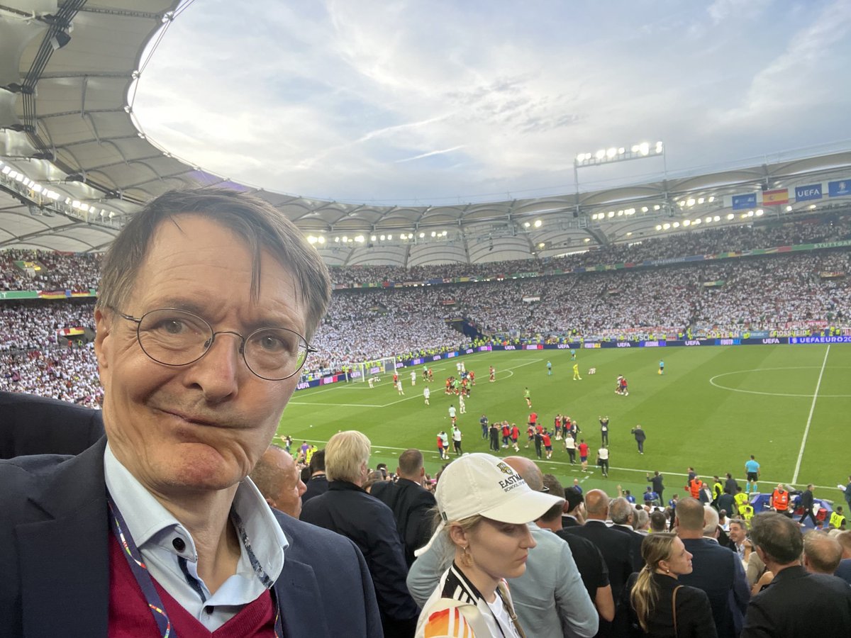 fraaanie's tweet photo. "Für die Anreise nutzten mehrere Minister sowie der Bundeskanzler die Flugbereitschaft des Verteidigungsministeriums. Das kostete insgesamt 531.008,86 Euro. Das Schreiben liegt @welt vor."
https://t.co/2UrGVM71do von @kevin_culina https://t.co/iCZKTKjGqS