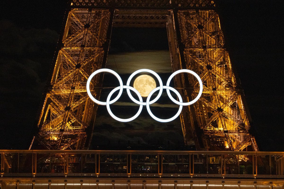 parisvisites's tweet image. #Photos exceptionnelles ! La Lune, la Tour et les anneaux  !
 Bravo @gregmartin11 ! #JOParis2024 #jo2024