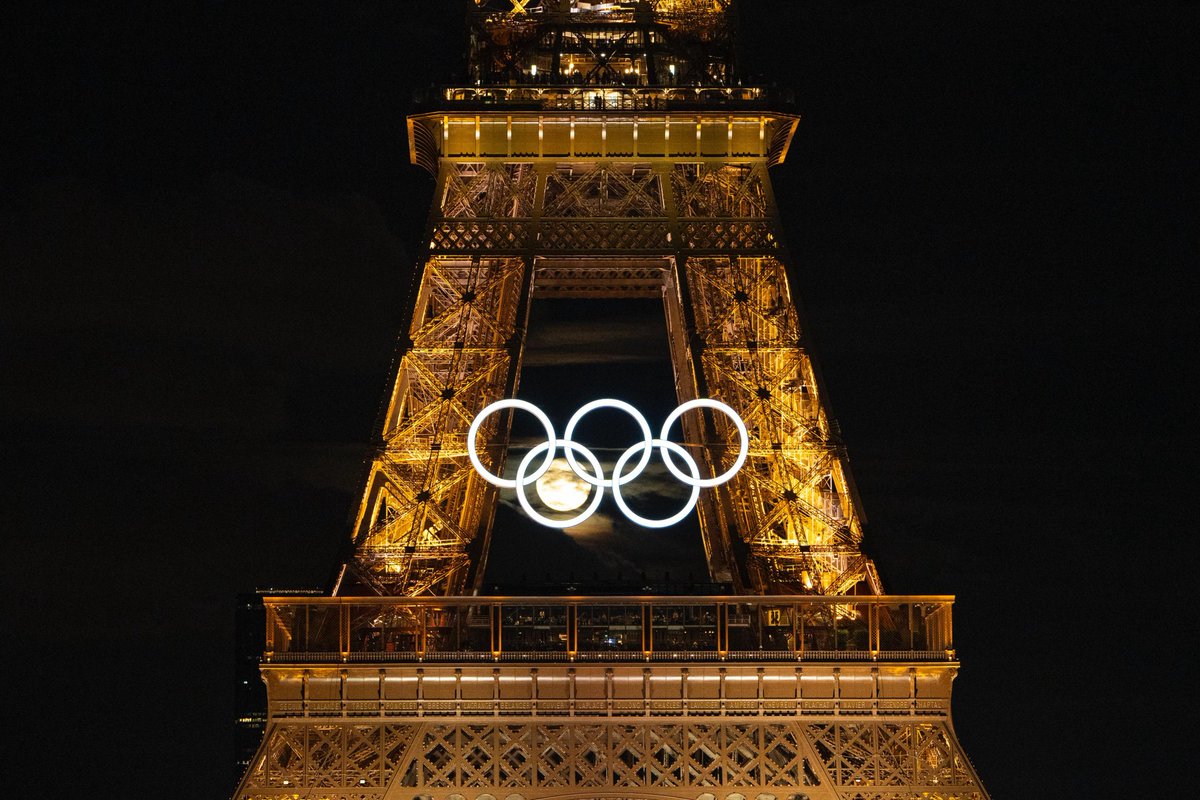parisvisites's tweet image. #Photos exceptionnelles ! La Lune, la Tour et les anneaux  !
 Bravo @gregmartin11 ! #JOParis2024 #jo2024