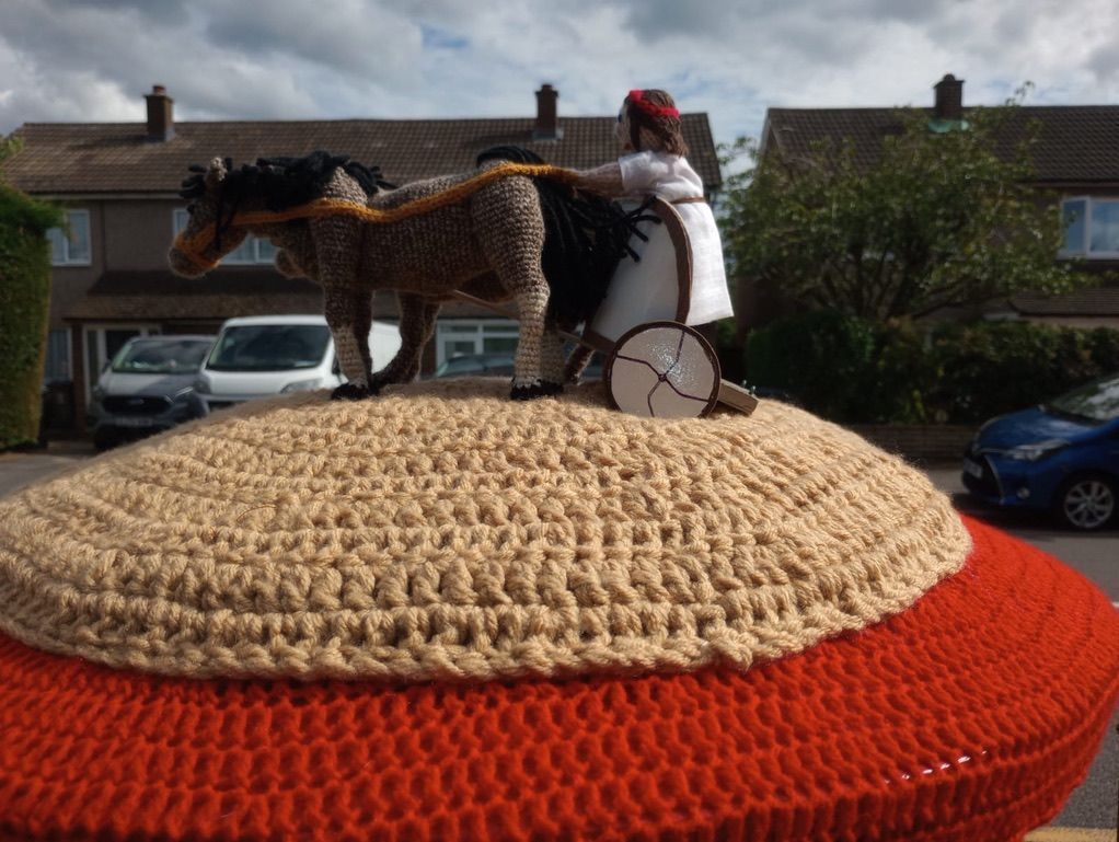 Chariot racing was part of the ancient Yarnlympics! 

Find this postbox and all 36 others in. Hertford &amp; Ware!
Maps, kids quiz &amp; donation links can all be found here: buff.ly/4cNIloh.
Kids quiz also available at Hertford Tourist Info Centre.

#yarnlympics #chariotracing