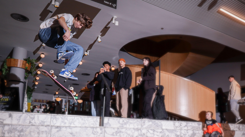 Sport050's tweet photo. Het Forum zet haar sportiefste beentje voor en zet twee nieuwe Olympische sporten in het zonnetje: breakdancen en skateboarden. Meld je aan voor een clinic op 7 of 10 augustus en leer van echte professionals! 
▶ https://t.co/ZZjRnqsJum
#skateboarden #breakdancen #forum #sport050 https://t.co/WC0oCcuo74
