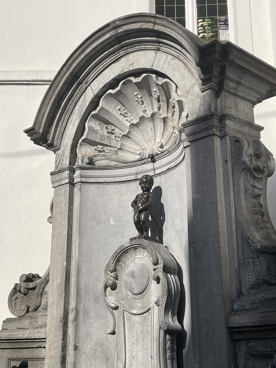 De paseo por Bruselas. Sorprendente el tamaño del atomium ⚛️, que representa la estructura de un cristal de hierro. 

#layton #profesorlayton #viaje #Bruselas #Belgica #vacaciones #verano #grandplace #atomium