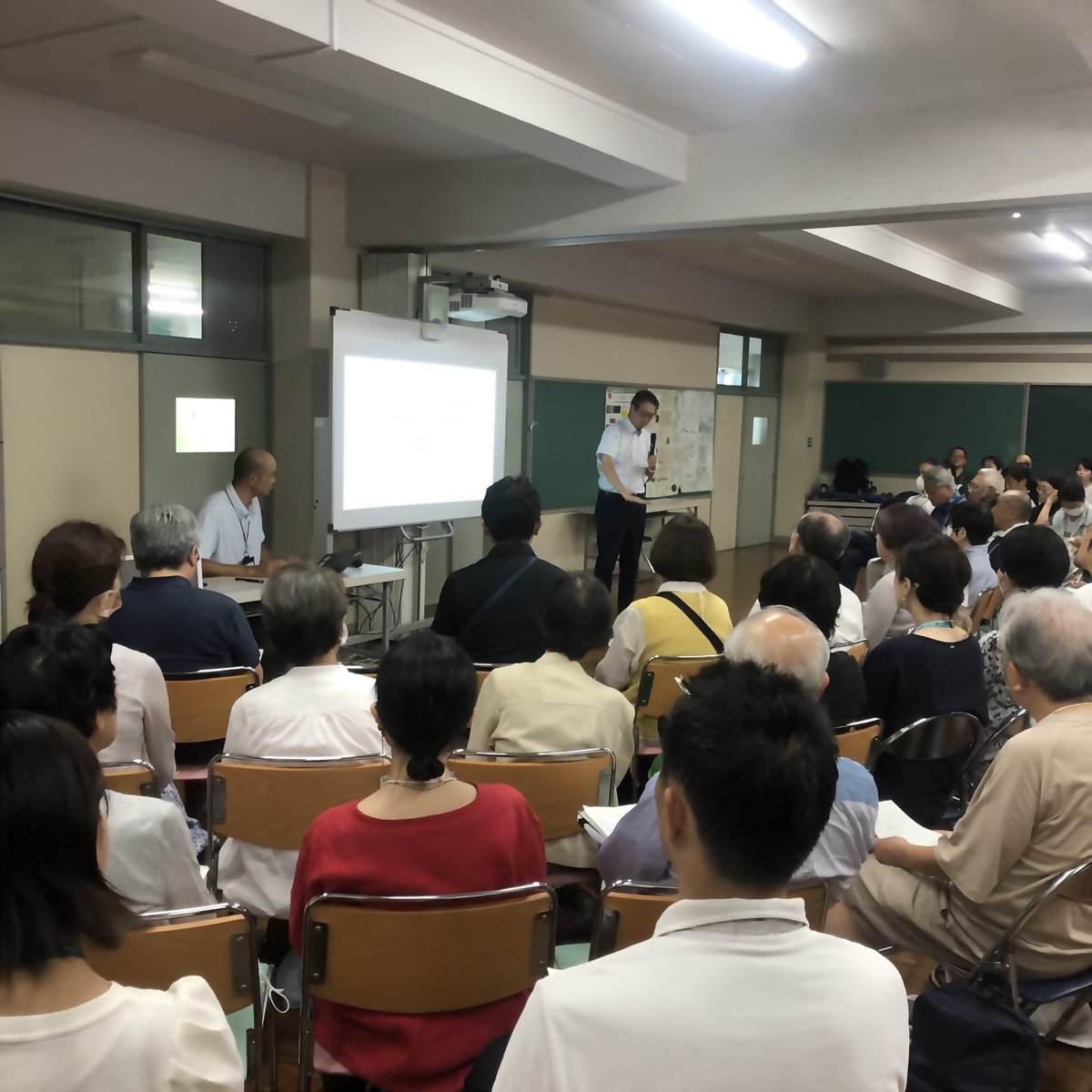 pipelettescafe's tweet photo. 7/21(日)は、記念すべき、杉並区主催、”みんなで知ろうグリーンインフラ”勉強会第一回が井荻小学校にて開かれました。

当日は、リーダーである島谷幸宏先生と川の専門家のチームメンバーが勢揃い。杉並区の職員さんたちも若手から管理職、そして分野横断的にサポート参加。

杉並区のGIに期待大！ https://t.co/L5KTUWWPfI