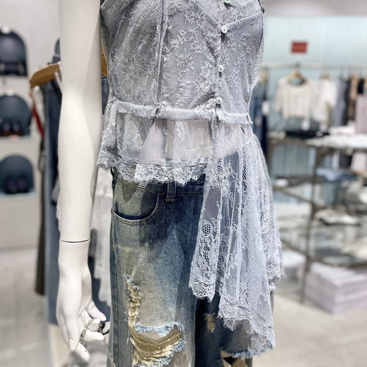 レースキャミ×デニムの トレンドコーデ最強に可愛い🩶 ✔︎ 1F