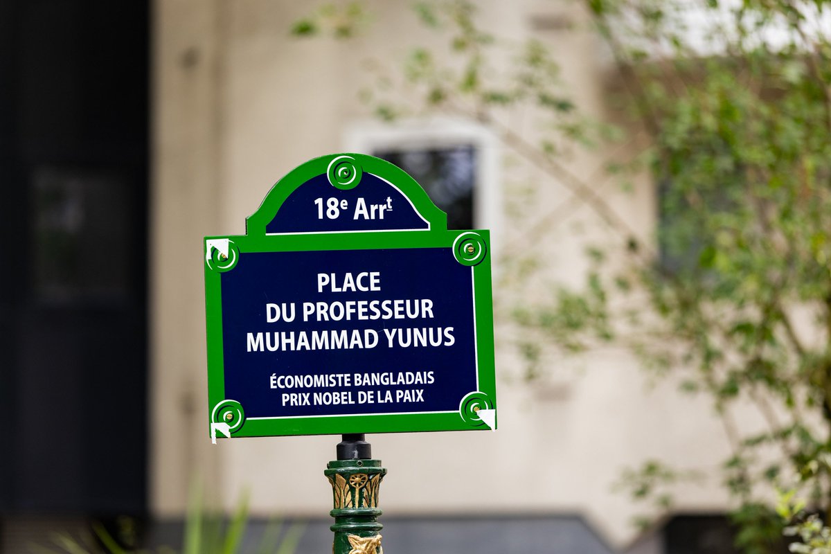 Entièrement réaménagé, le rond point de la Chapelle vient tout juste d'être nommé place du professeur Muhammad Yunus, prix Nobel de la paix, présent pour ce moment.
Cette dénomination vient marquer l’importance de l’ESS pour le développement des territoires les plus fragiles.