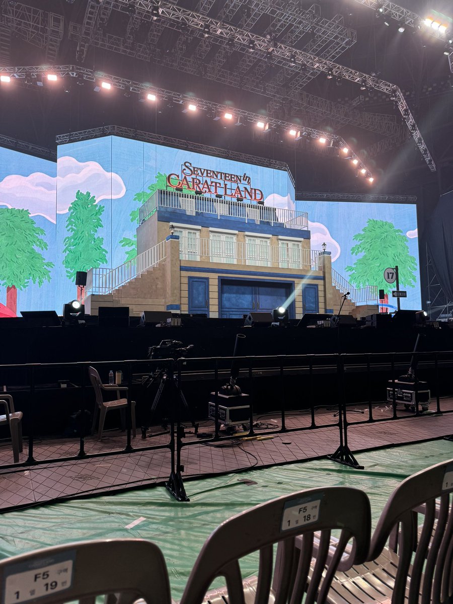 cheonkookie_'s tweet photo. I CAN‘T BELIEVE I‘M FINALLY HERE!!! 2nd ROW MAIN STAGE GAMING 🥹 

patience is a virtue talaga, so so so happy to finally watch Caratland! 💗 

if it’s meant to be it will be 🍀 https://t.co/xlIawPhIUV