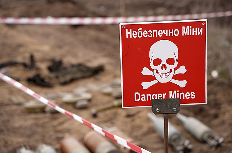 sluganarodu_pp's tweet image. 💣 As a result of russian aggression, #Ukraine 🇺🇦 is the most mined country in the world❗️

➡️ 29% of the territory is mined – critical and social infrastructure, private sector, fields, forests, water bodies
➡️ 30 to 70 years needed for #demining
➡️ $37.4 billion – costs for the…