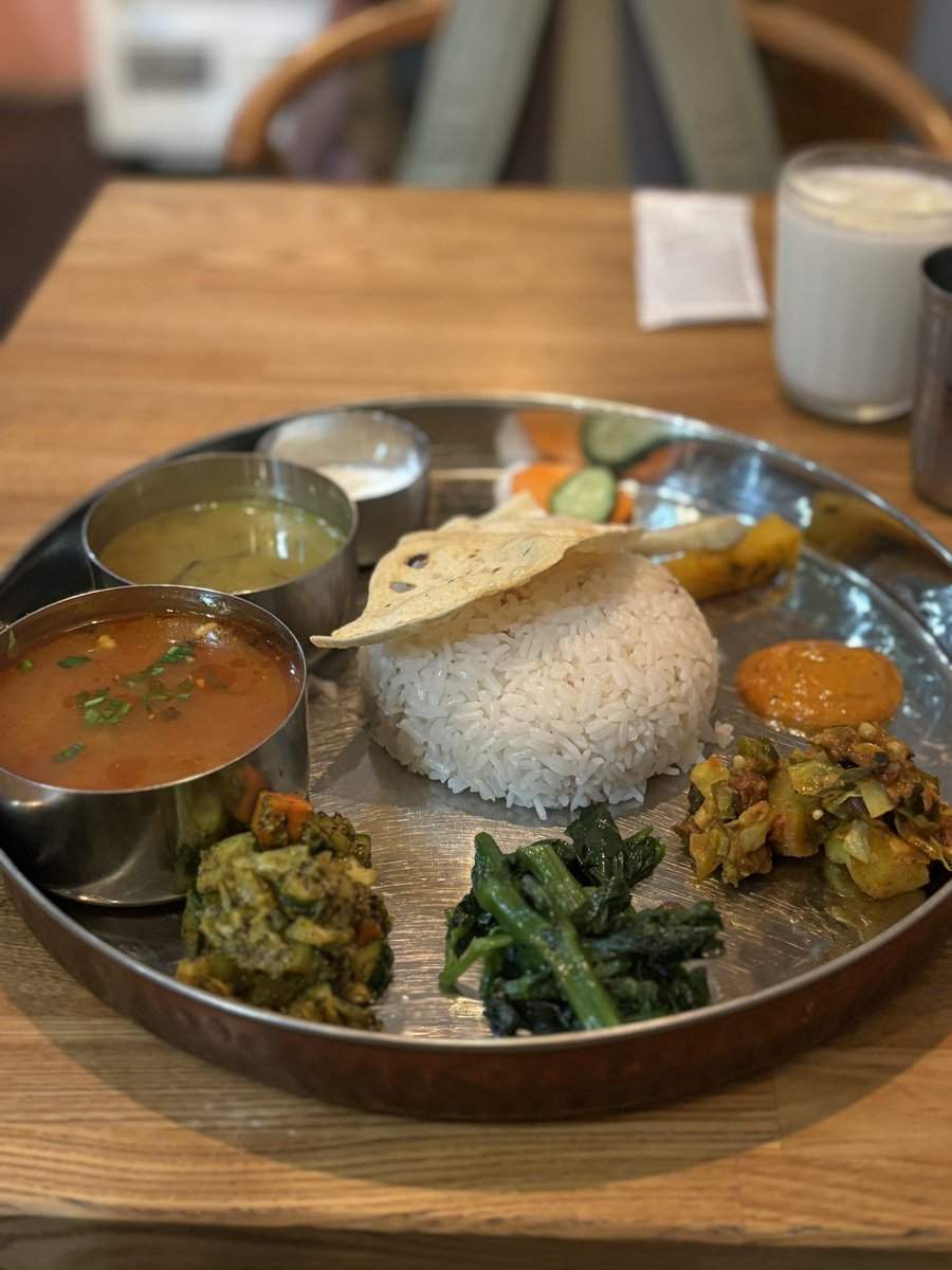 QZgt9i's tweet photo. 根津でダルバード食べる。チキンカレーはトマト🍅が入っているので酸味があり旨い。ダルもサラサラタイプでこちらも旨い。 #CHYANGRA #根津 #ダルバード https://t.co/gIBiYpNzEn