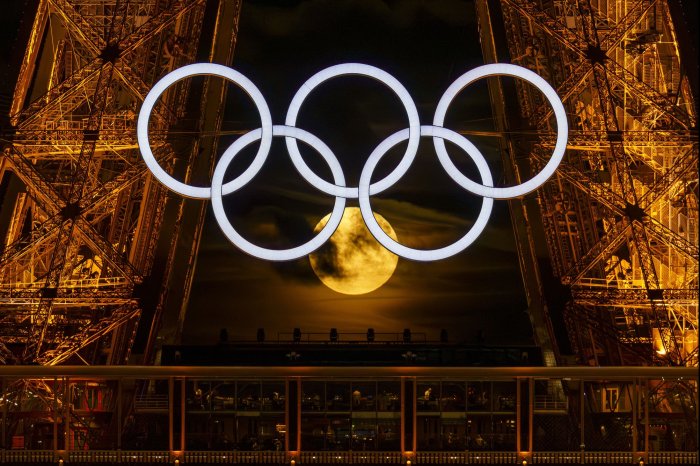 R_AgainstCancer's tweet image. The moon rises behind the Eiffel Tower and the Olympic rings ahead of the Paris 2024 Olympic Games (Sunday July 21st, 2024). 
#TourEiffel #EiffelTowerViews #Paris2024📷 #Olympics📷 #SummerGames #EiffelTower #MoonRising #OlympicPreparations #picoftheday #paris #ParisOlympics2024