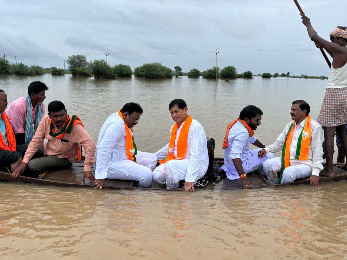 కోటపల్లి మండలంలో ప్రాణహిత నది పరివాహక ప్రాంతంలో వరదల వలన నీట మునిగిన పంటలను ఈరోజు సిర్సా గ్రామంలో నష్టపోయిన పంటలను చెన్నూర్ అసెంబ్లీ బీజేపీ నాయకులతో కలిసి పరిశీలించడం జరిగింది. నీట మునిగి పంట నష్టపోయిన రైతులకు ఎకరానికి 20వేల రూపాయల నష్ట పరిహారం చెల్లించాలని డిమాండ్ చేయడం జరిగింది