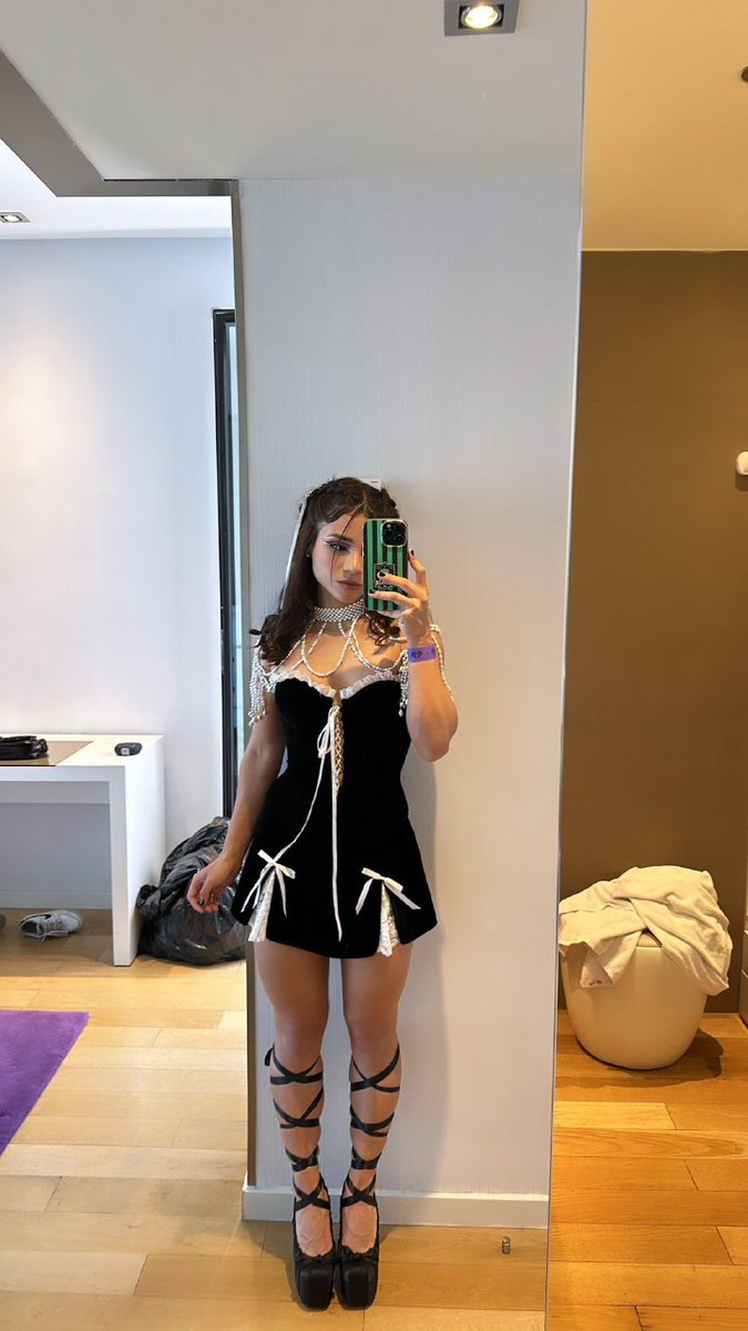 FL0RESBTCH_'s tweet photo. Así la tenían sometida antes de
la pelea en la velada.

Necesitaba que alguien me 
alentará...~

#Sexrol #FreeRol
#LewdRP https://t.co/E0yb81ikgC