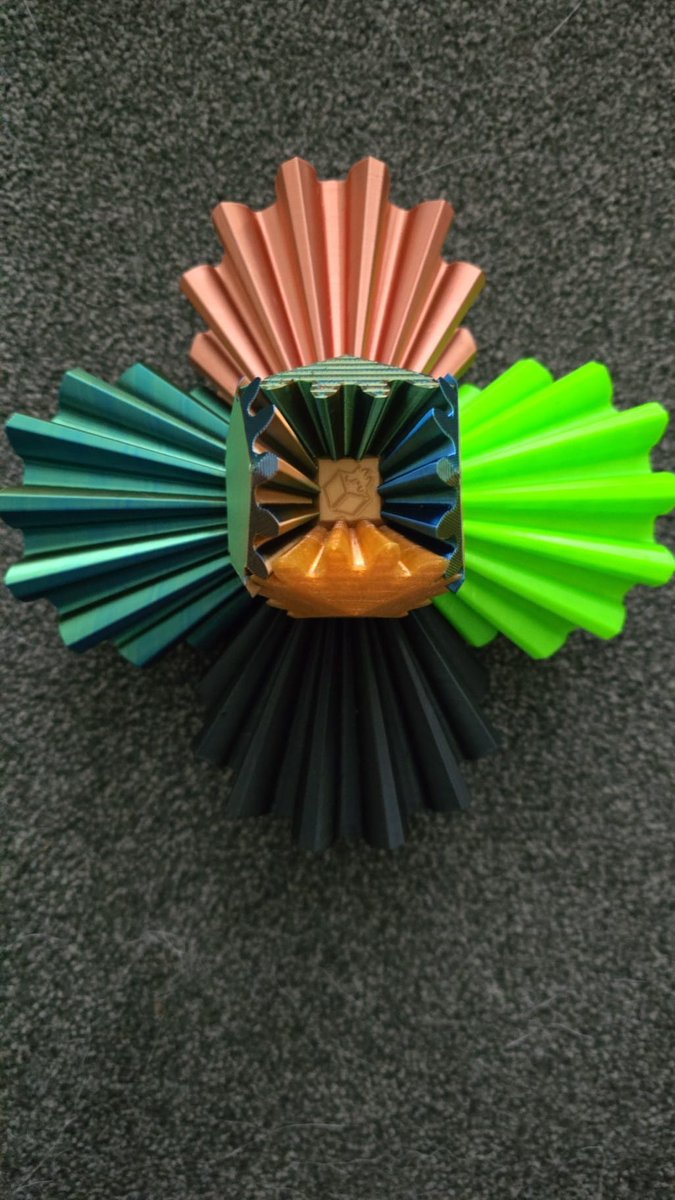 snapmaker's tweet image. Less waste, and make full use of the end of rolls on🤣PLA, (black, TRI, copper PETG (green, gold) and TPU was loaded so threw one in.👏

📷: Barry Rathbone (FB)

Feel free to tag #SnapmakerShowcase and share your ideas with us!🥰

#3dprint #3Dprinting #3dprinter #DIY