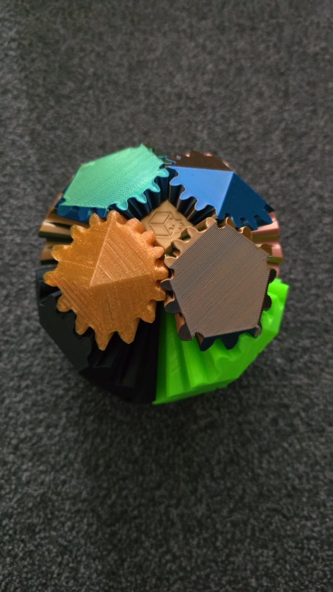 snapmaker's tweet image. Less waste, and make full use of the end of rolls on🤣PLA, (black, TRI, copper PETG (green, gold) and TPU was loaded so threw one in.👏

📷: Barry Rathbone (FB)

Feel free to tag #SnapmakerShowcase and share your ideas with us!🥰

#3dprint #3Dprinting #3dprinter #DIY