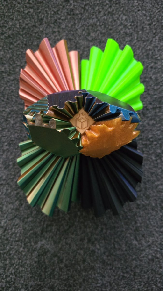 snapmaker's tweet image. Less waste, and make full use of the end of rolls on🤣PLA, (black, TRI, copper PETG (green, gold) and TPU was loaded so threw one in.👏

📷: Barry Rathbone (FB)

Feel free to tag #SnapmakerShowcase and share your ideas with us!🥰

#3dprint #3Dprinting #3dprinter #DIY