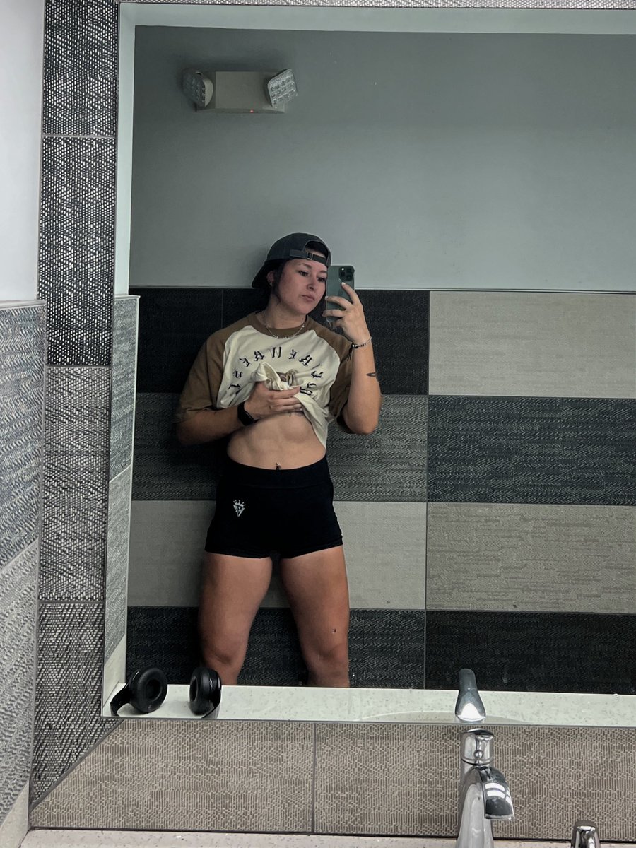 BrookeHavok's tweet photo. it was silly goose hour at the gym today 🤠 https://t.co/KiRFx1YXUx