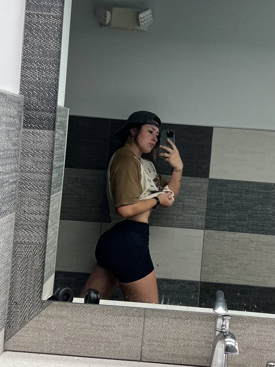 BrookeHavok's tweet photo. it was silly goose hour at the gym today 🤠 https://t.co/KiRFx1YXUx