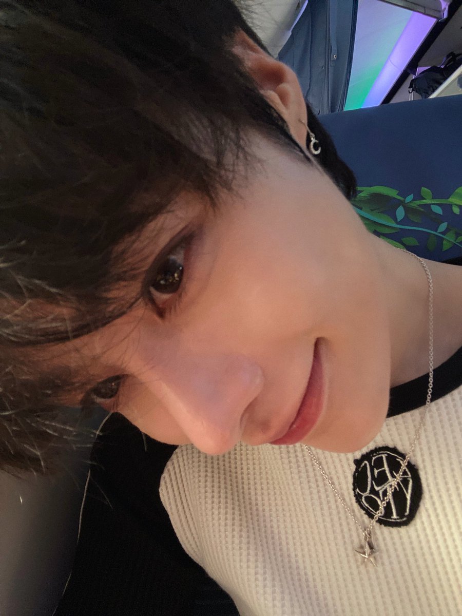 Cathryn2810's tweet photo. Cảm giác đu idol yêu nước, yêu Đảng má nó đã:))))))))))) qua nay đi quay ai cũng khen, sướng mà nó rạo rực cái lồng ngực á mọi người. Quá trời cái nết t ngồi khoe mà t tưởng t team Marketing của con Hoa không á dù t ghét nó như ghét cít ấy:)))))))) iu quạaaa❤️ https://t.co/gmwugD8EhB