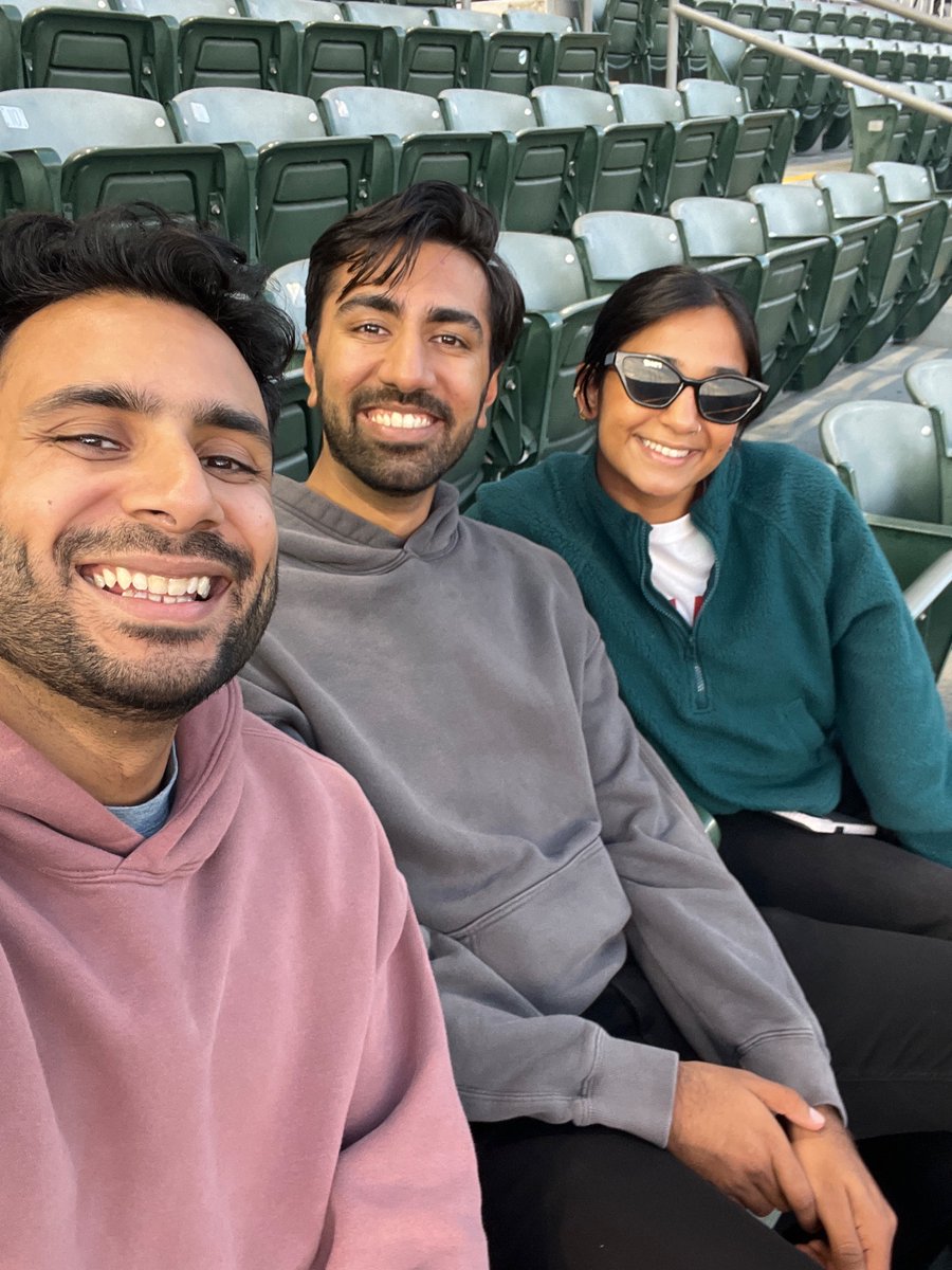 sameerkho10's tweet photo. Having a fun time #AtTheColiseum ! 🧢⚾️🏟️ https://t.co/j4Ysl5TTcA