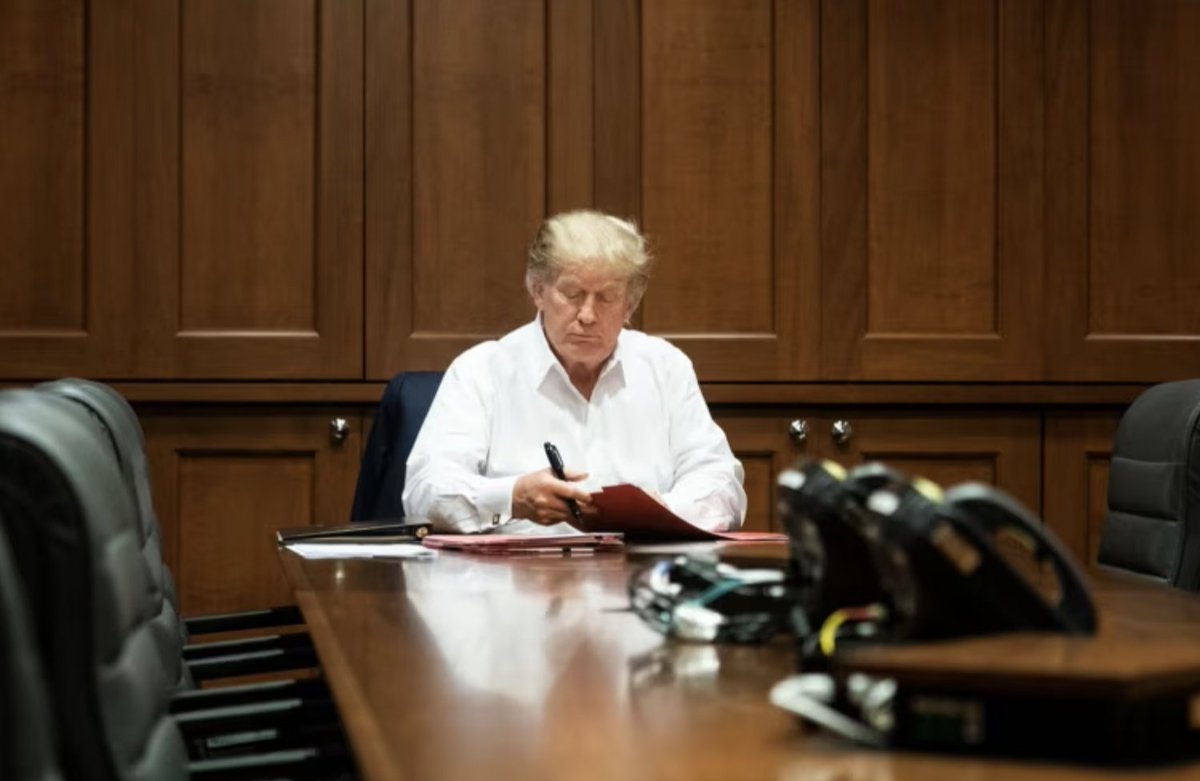 Chesschick01's tweet photo. Remember when Trump had COVID and they were posting photos of him working out of the conference room at Walter Reed National Military Medical Center in Bethesda, Maryland?
Why can't they do that with Biden? https://t.co/oTroTpCzSX