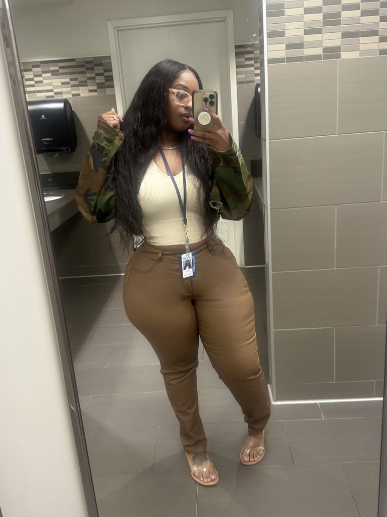 KhiyaLC's tweet photo. corporate baddie🥰⭐️ https://t.co/XB3yqpnqwp
