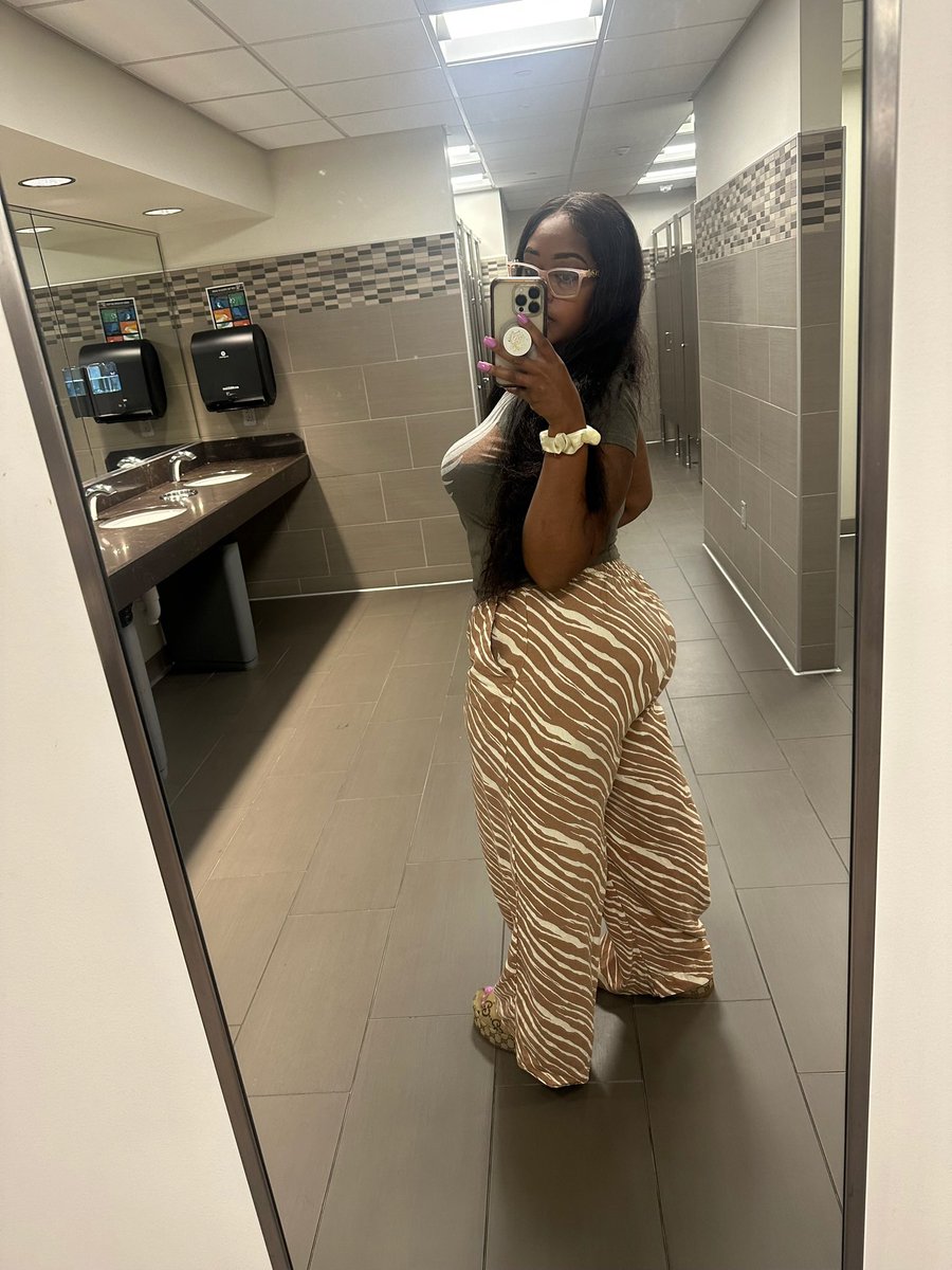 KhiyaLC's tweet photo. corporate baddie🥰⭐️ https://t.co/XB3yqpnqwp