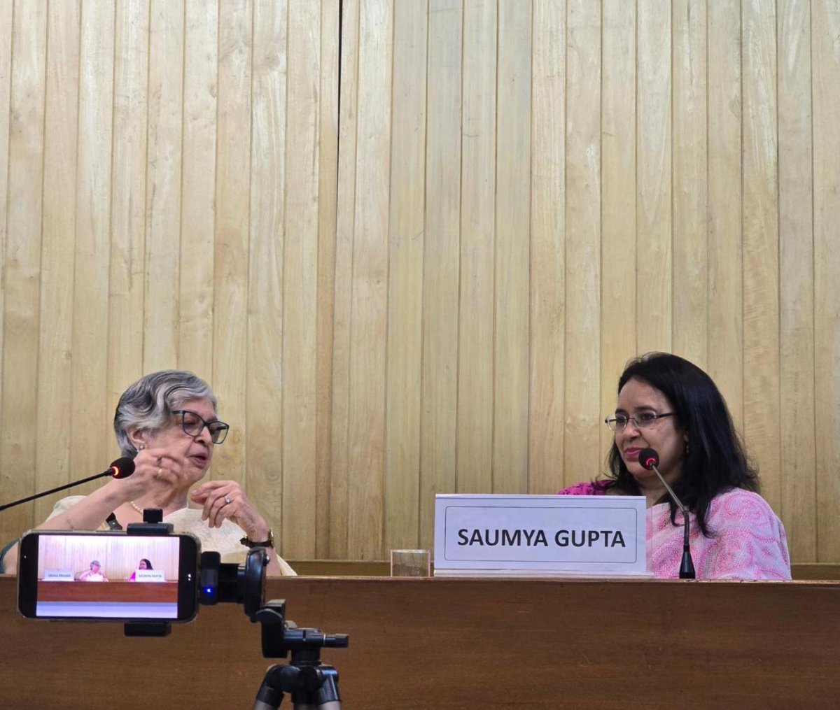 DrAmbrishMithal's tweet image. The first program in the series of @karwaanheritage baithaks on #Awadh, '‘Tarikh-e-Lucknow’ was held on Saturday. It featured the distinguished Professor Veena Talwar Oldenburg in conversation with Professor Saumya Gupta. Professor Veena Talwar Oldenburg is a renowned historian
