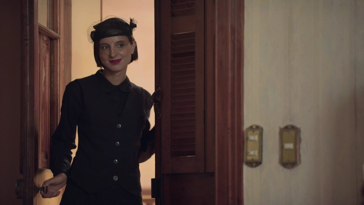 outofivywoods's tweet photo. los outfits que le están dando a paula luchsinger son 100/10 #ElSeñorDeLaQuerencia https://t.co/cKPB6jUa9d