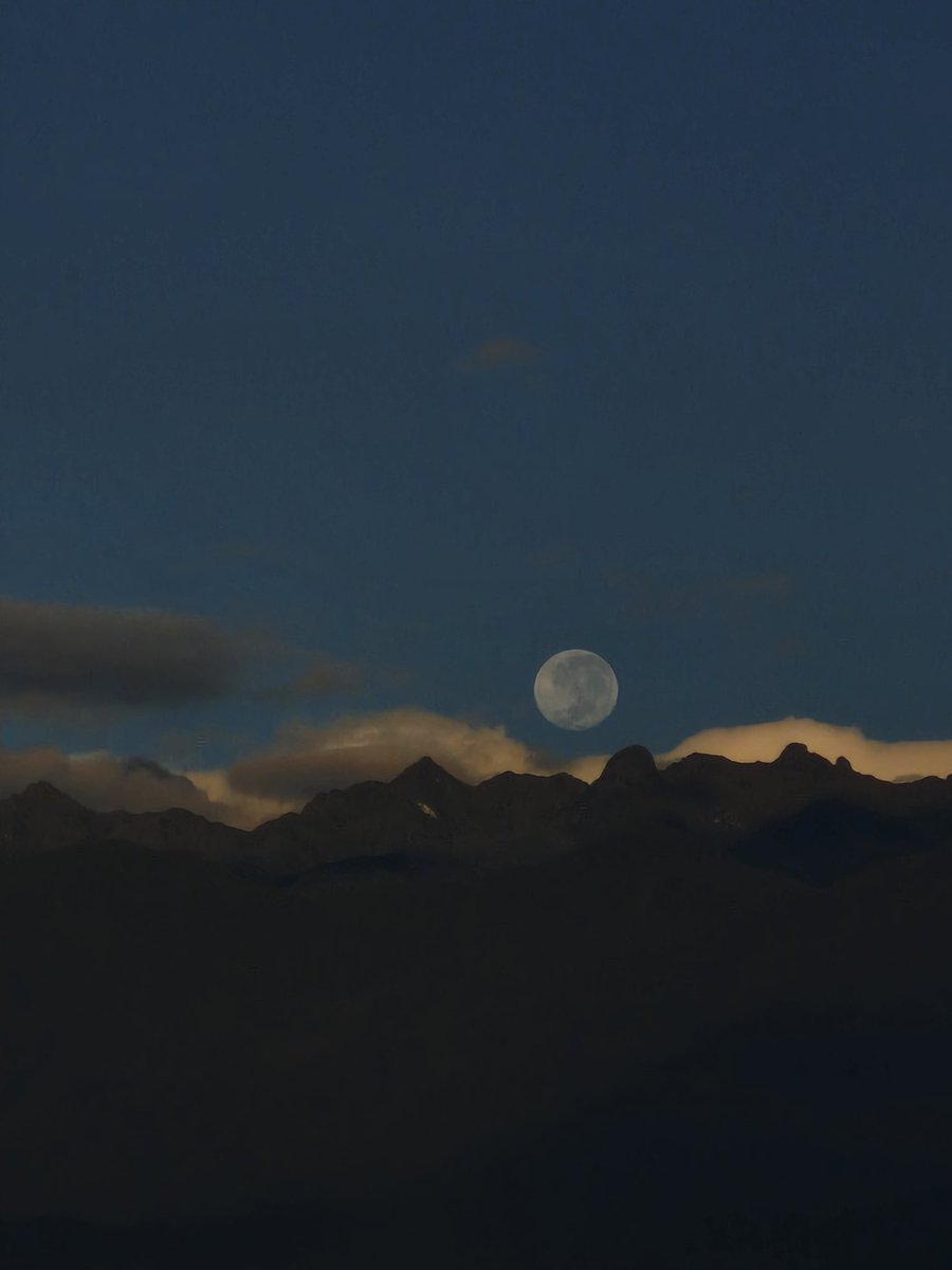 CR1SW4YN3's tweet image. Así se vio la luna hoy en cali ocultándose en los farallones.
#luna #cali