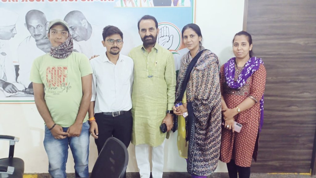 <a href="/shaktisinhgohil/">Shaktisinh Gohil MP</a> જનતા ની આખો ઉઘડે અને જો તમારા જેવા મુખ્યમંત્રી હોય તો ગુજરાત ના લાખો યુવાનો ને રોજગાર મળે અને એમના જીવન નું કલ્યાણ થઈ જાય, તમને એક વાર મળ્યા અને અમારો પ્રશ્ન યાદ રાખી સરકાર ને યાદ કરાવા બદલ આપનો આભાર
<a href="/DivyaVa78456156/">Divya Vaghela</a> <a href="/RahulGandhi/">Rahul Gandhi</a> <a href="/INCGujarat/">Gujarat Congress</a> 
<a href="/CMOGuj/">CMO Gujarat</a> <a href="/narendramodi/">Narendra Modi</a> 
<a href="/sanghaviharsh/">Harsh Sanghavi</a>