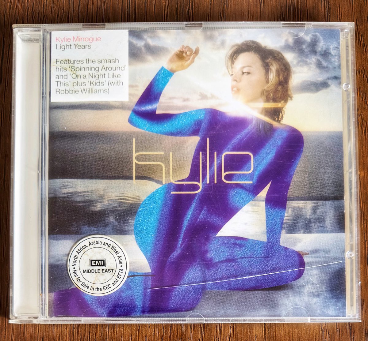 spjury's tweet image. #NewArrival #KylieMinogue Light Years. 2000 Saudi Arabia edition with unique cover, complete with original hype stickers. There is some yellowing of the back tray insert but the CD is almost flawless. Great to have this added to the collection. 🎶🕺

#KylieCollection #PopMusic