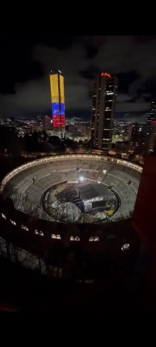 lumirato's tweet photo. Esta es la "multitud" que acoge un PL de ley antitaurino y la firma de Gustavo Petro, y la otra imagen la multitud que recoge una corrida de toros.
Un PL lleno de irregularidades y que no salvó ningún animal.
Más cortinas de humo para Colombia.
#SIMASOLE https://t.co/TYCDh3UGDY