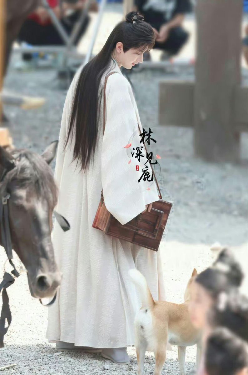 AlChengYi's tweet image. แปลคร่าวๆ #หอดอกบัวลายมงคล
ทะเลตงไห่ไร้คนหวนคืน บัวบัวรู้ว่าทุกคนเป็นห่วงเรื่องป่วย เลยตั้งใจเขียนจดหมายมาบอกว่าวางใจเถอะ 1ปีมานี้บัวบัวสบายดี ท่องเที่ยวชมทิวทัศน์ฟังเรื่องราวประหลาดในยุทธภพอยู่บ่อยๆยามว่าง ปลูกผักรดน้ำดอกไม้ทุกวัน หวังว่าทุกคนจะสุขภาพแข็งแรง มีความสุขในทุกๆวัน