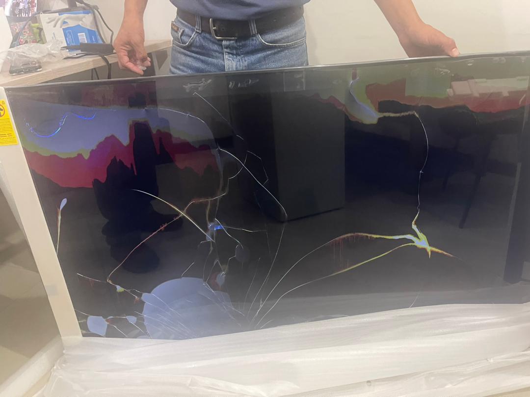 ManuelG1607's tweet photo. @HisenseGlobal @economistimpact Soy Manuel guerra Venezuela, en la compañía de encomiendas donde laboro se me hizo la entrega de un TV Hisense 58" Smart tv 4 k, traído nuevo desde Miami por vía maritima, el mismo al llegar a destino llegó con la pantalla rota,por ese motivo me lo entregaron,necesito la pantalla https://t.co/ZRyxQJFthy