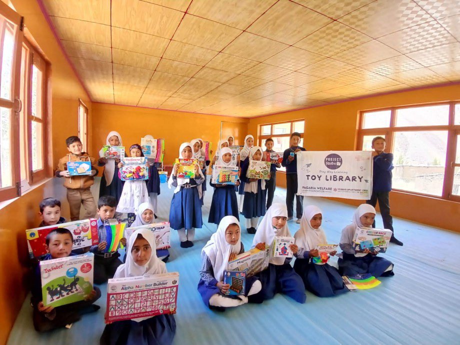 LAHDC_Kgl's tweet photo. HCEC @drajaffer congratulated @pagariawf &amp; it's Implementing Partners @HumasUpliftment and Himalayan Volunteer Tourism for successfully installing Toy Libraries at Schools in Kargil.
HCEC especially thanked local NGO Humas Upliftment for their contributions in Education sector. https://t.co/x6hkhq5CZF